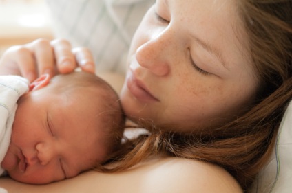 Újszülött az otthoni gondozó a baba az első héten (ellátás) Újszülött az otthoni gondozó a baba az első héten