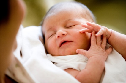 Újszülött az otthoni gondozó a baba az első héten (home) Újszülött az otthoni gondozó a baba az első héten