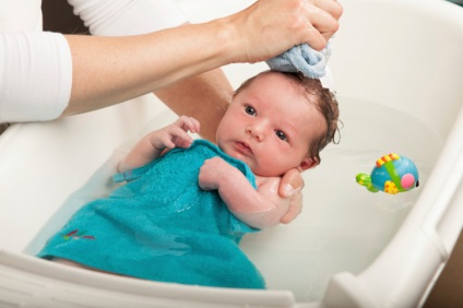 Újszülött az otthoni gondozó a baba az első héten (baby) Újszülött az otthoni gondozó a baba az első héten