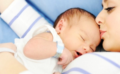 Újszülött az otthoni gondozó a baba az első héten (újszülött) Újszülött az otthoni gondozó a baba az első héten