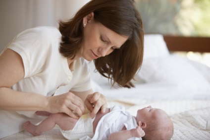 Újszülött az otthoni gondozó a baba az első héten (home) Újszülött az otthoni gondozó a baba az első héten