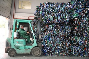 Recycling műanyag palackban, jótékony cégedet