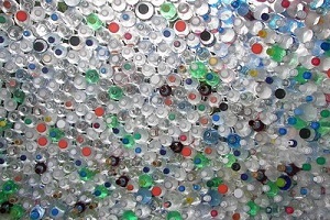 Recycling műanyag palackban, jótékony cégedet