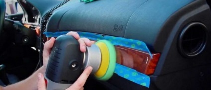 Polírozás autó belső műanyag panelek a kezüket és a polírozás a torpedó
