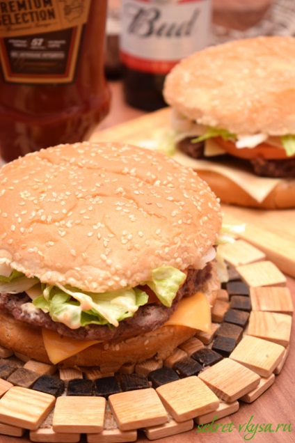 Recept Nagy ízletes, ízletes házi készítésű burger
