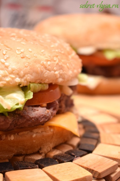 Recept Nagy ízletes, ízletes házi készítésű burger