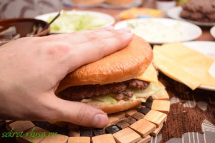 Recept Nagy ízletes, ízletes házi készítésű burger