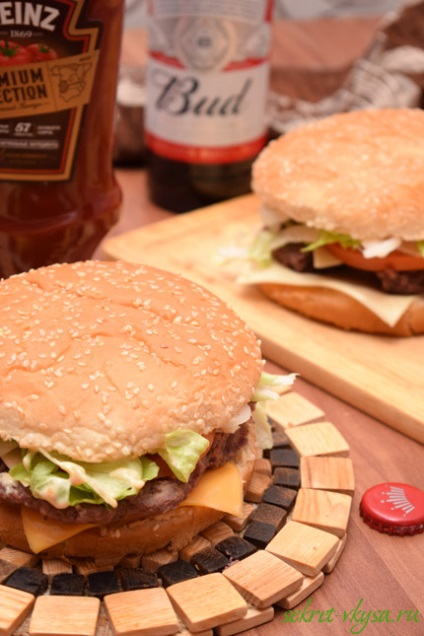 Recept Nagy ízletes, ízletes házi készítésű burger