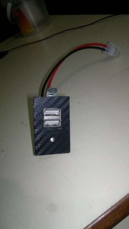 Fix usb-csatlakozó a jármű kezével