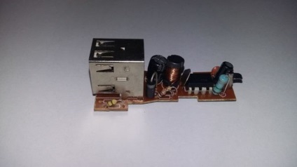 Fix usb-csatlakozó az autóban a kezüket (a műanyag panelek) Fix usb-csatlakozó a jármű kezével