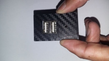 Fix usb-csatlakozó a jármű kezével