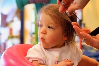 Csecsemőknél a haj kihullik a fején, hogy ez miért történik egyévesnél