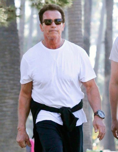 Itt az ideje a Terminator Arnold Shvartsenegger és az órájára (terminátor) Itt az ideje a Terminator Arnold Shvartsenegger és az órája