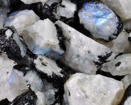 Adularia - király tulajdonságait Hold kőzetek (terápiás tulajdonságokkal adular) Adularia - ingatlan király moonstones
