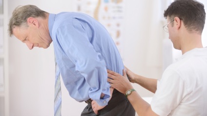 Derékfájás férfiaknál okoz, hogy miért fáj a hát alsó részén, és mit kell tenni