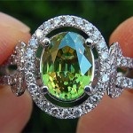 Demantoid - a zöld kő gránát, előnyös tulajdonságait az ásványi (ásványi) Demantoid - a zöld kő gránát, előnyös tulajdonságait az ásványi