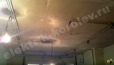 Villanyszerelő a mennyezet (plafon is) Villanyszerelő Feszített mennyezetek