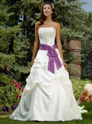 Lila esküvői ruha, lila elemek