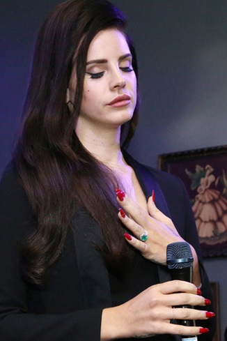 Fényképek Lana Del Rey singer manikűr koncerteken és közben a kiadvány, Tatler, vörös szőnyeg (magazin akciós áron) Fényképek Lana Del Rey manikűr énekes koncerteken és abban az időben a kiadvány, Tatler, vörös szőnyeg,
