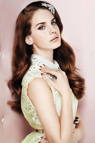Fényképek Lana Del Rey manikűr énekes koncerteken és közben a kiadvány, Tatler, vörös szőnyeg,