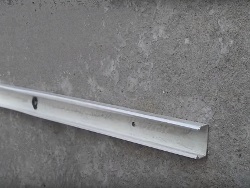 Hogyan erősít a kábelcsatornán a betonfal
