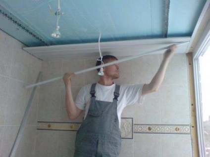 Mi a jobb, hogy nem a mennyezet a Hruscsov Sztálin Photo álmennyezetek a konyha, nappali, előszoba, (záró) Mi a jobb, hogy nem a mennyezet a Hruscsov Sztálin Photo álmennyezetek a konyha, nappali, előszoba,