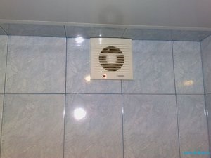 Hogyan válasszuk ki a szagelszívó a fürdőszobában és a kilátást a ventilátorok működési elve
