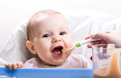 Hogyan kell bevezetni a szilárd ételek - amikor csecsemők szilárd ételek kerülnek bevezetésre