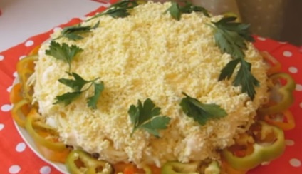 Főzni egy klasszikus mimóza saláta sajttal és makrélacsuka - lépésről lépésre recept fotók