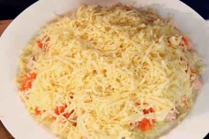 Főzni egy klasszikus mimóza saláta sajttal és makrélacsuka - lépésről lépésre recept fotók