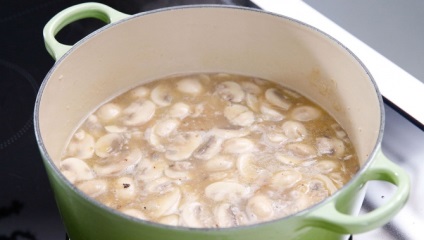 Főzni krémes leves csirkével és gombával