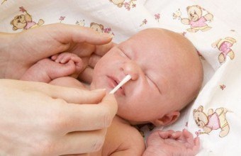Hogyan mossa a baba orra tippeket a fiatal szülők