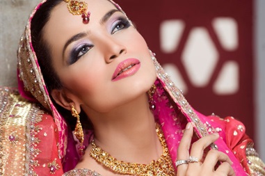 Hogyan készítsünk Indiai make-up magát pár perc alatt