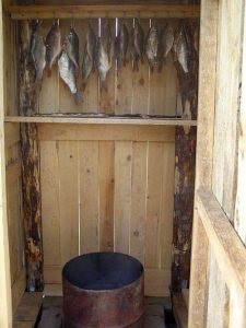 Hogyan készítsünk egy smokehouse füstölt fa kezük (dohányzás) Hogyan készítsünk egy smokehouse füstölt fa kezük