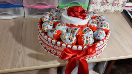 Hogyan készítsünk egy ajándék egy torta Kinder (Kinder) Hogyan készítsünk egy ajándék egy torta Kinder