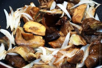 Burgonya gombával - ízletes szezonális ételek reggeli (szezonális) Burgonya gombával - ízletes szezonális ételeket kínál reggelire