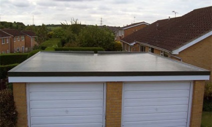 A tető betonból egy tetőablak a kitöltés a saját kezében, fotó és videó