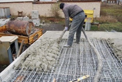 A tető betonból egy tetőablak a kitöltés a saját kezében, fotó és videó