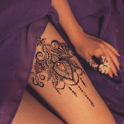Mehendi lábon (ábra) Mehendi lábán