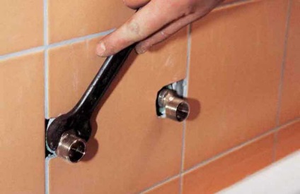 Telepítés higiénikus zuhanyzó a fürdőszobában a kezüket