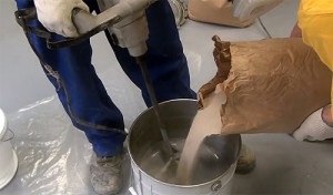 Önterülő padló keveréket oldatot készítünk (köze a kezüket) A bemeneti emeleten oldat keverék