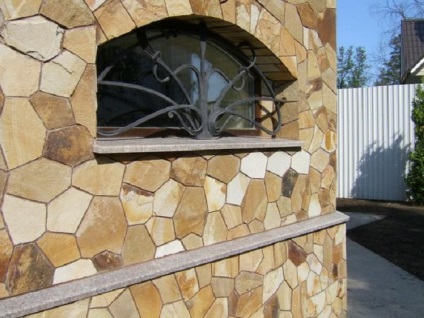 Természetes kő burkolat a homlokzat egy vidéki ház