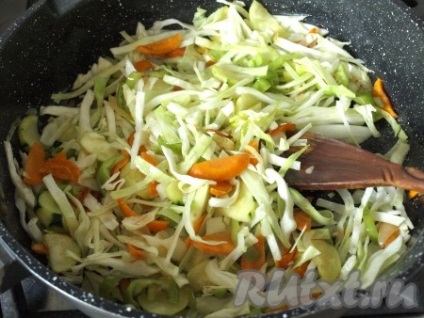 Növényi pörkölt burgonya, cukkini, káposzta - recept fényképpel (cukkini) Növényi pörkölt burgonya, cukkini, káposzta - recept fotókkal