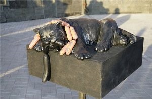 Műemlékek macskák, cicák és macskák (cicák) Műemlékek macskák, kutyák és cicák