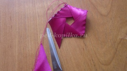 Panel virágok egy kosár szatén szalagokkal kezük (szatén) Panel virágok egy kosár szatén szalagokkal kezük