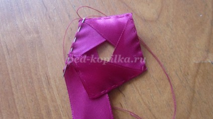 Panel virágok egy kosár szatén szalagokkal kezük (szalagok) Panel virágok egy kosár szatén szalagokkal kezük