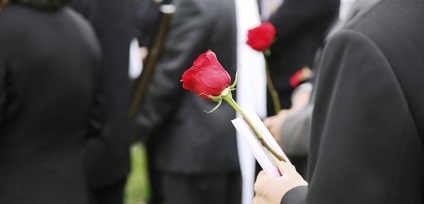 Jelek a temetésen a temetőben és után, a temetésen nem tud (mi) Jelek a temetésen a temetőben, és utána a nyomában ne tegye