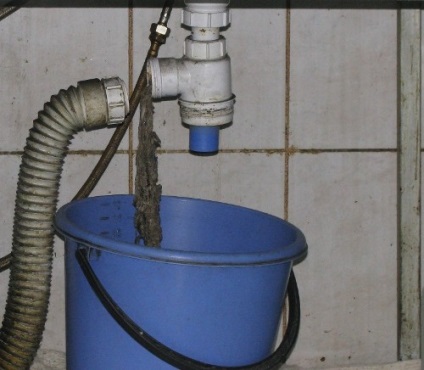 Javítása a szennyvíz a lakásban a kezét, hogyan orvosolható öntöttvas kommunikáció, videó és fotók