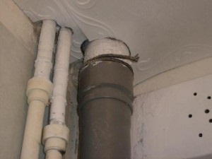 Javítása szennyvízcsatorna kelő a lakásban a kezével - a folyamat szekvencia (felszálló) Javítása szennyvízcsatorna kelő a lakásban a kezével - a sorrend az eljárás