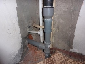 Javítása szennyvízcsatorna kelő a lakásban a kezével - a sorrend az eljárás